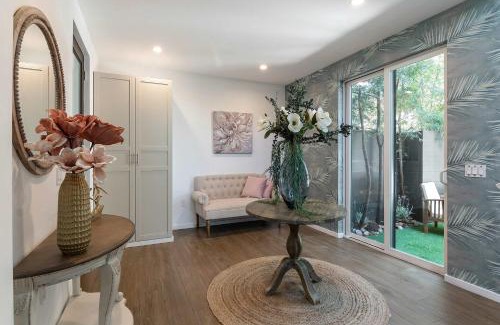 Los Angeles House | Luxury 4BR LA Getaway with Jacuzzi Prime Location