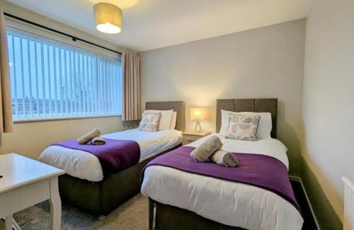Balderton House | Luxury 4BR Retreat, Garden, Parking, Modern Comfort