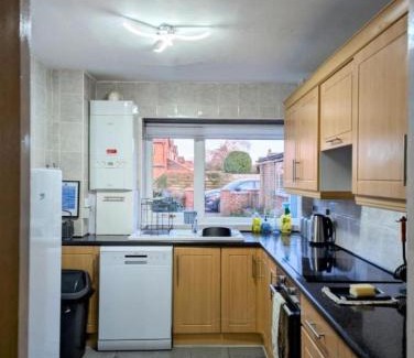 Balderton House | Luxury 4BR Retreat, Garden, Parking, Modern Comfort