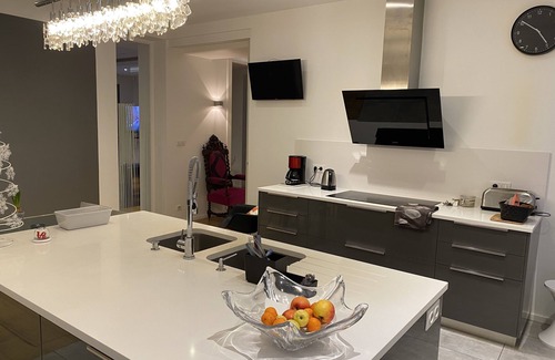 Albi Villa | Luxury 5-Bed Albi Villa: Heated Pool & Gourmet BBQ