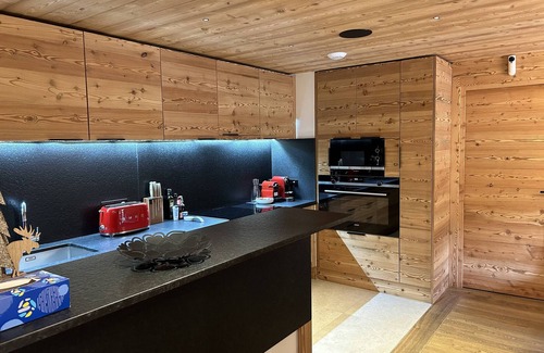 Les Allues House | Luxury 5-Bed Chalet Near Slopes, Sleeps 12, Fireplace, and Covered Parking