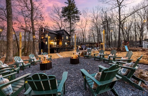 East Stroudsburg Cabin | Luxury 5-bedroom home with Mini Golf, Sauna & Hot Tub in East Stroudsburg