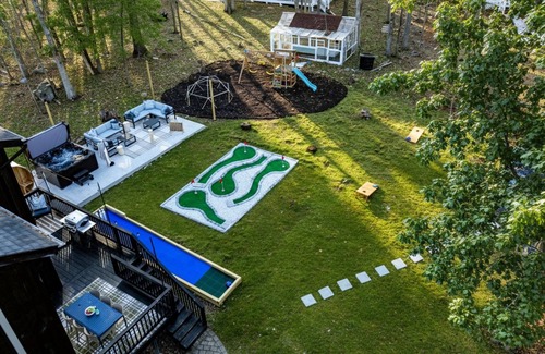East Stroudsburg Cabin | Luxury 5-bedroom home with Mini Golf, Sauna & Hot Tub in East Stroudsburg