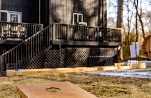 East Stroudsburg Cabin | Luxury 5-bedroom home with Mini Golf, Sauna & Hot Tub in East Stroudsburg