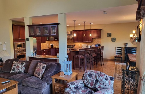 West Dover House | Luxury 5 bedroom ski house- 5 min from slopes