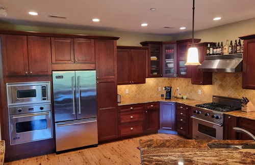 West Dover House | Luxury 5 bedroom ski house- 5 min from slopes