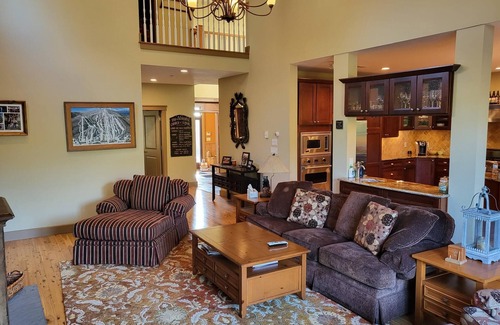 West Dover House | Luxury 5 bedroom ski house- 5 min from slopes
