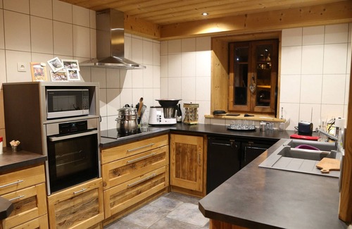 Les Gets Ski Chalet | Luxury 5-BR Chalet with Sauna, Wi-Fi, Near Ski Lifts, Sleeps 14, Private Parking
