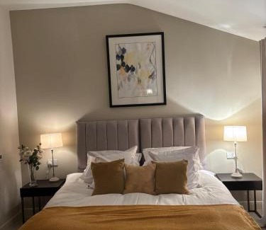 Northallerton House | Luxury 5 Star Holiday House with floodlit Tennis court - BRAND NEW
