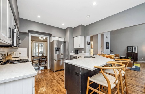 Fontana House | Luxury 5BR Home Near Geneva Lake | Walk to Beach, Dining & Downtown | Fire Pit & Chef’s Kitchen