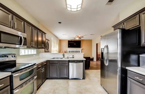 Euless House | Luxury 5BR Oasis: Spacious & Relaxing Haven TEEUEU801