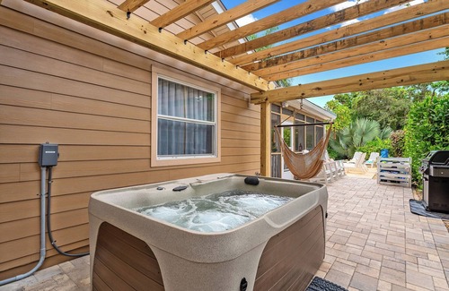 West Bradenton House | Luxury 5BR w/Pool, Spa & Game Room near AMI