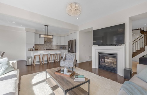 Brampton House | Luxury 6 Bedroom - 4 Bathroom Detached Retreat BRAMPTON/MISSISSAUGA Border