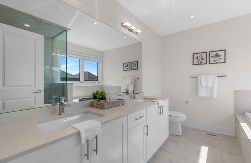 Brampton House | Luxury 6 Bedroom - 4 Bathroom Detached Retreat BRAMPTON/MISSISSAUGA Border