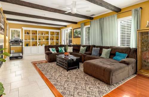Menifee House | Luxury 6-Bedroom Home w Large 3-Cars Garage & Spacious Yard
