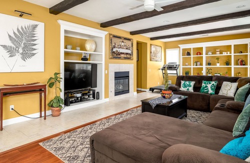 Menifee House | Luxury 6-Bedroom Home w Large 3-Cars Garage & Spacious Yard