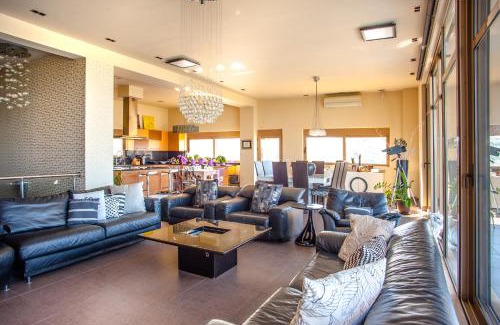 Kato Stalos Villa | Luxury 6-Bedroom Villa With Private Pool- Villa Prigipessa