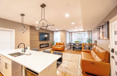 Rogers Park Condo | Luxury 6Bedroom, 4.5 Bathroom Home Mins from Downtown and the Lake
