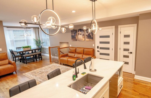 Rogers Park Condo | Luxury 6Bedroom, 4.5 Bathroom Home Mins from Downtown and the Lake