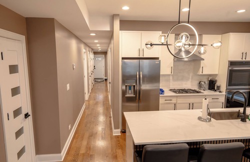 Rogers Park Condo | Luxury 6Bedroom, 4.5 Bathroom Home Mins from Downtown and the Lake