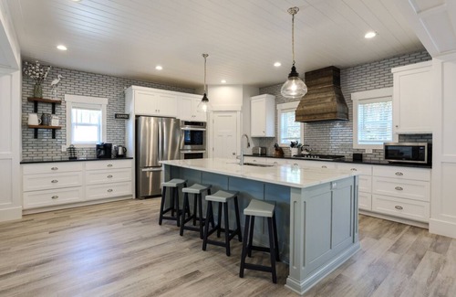 North Forest Beach House | Luxury 7 BR, 3rd Row, Pool & Spa, Ideal location.