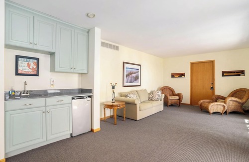 South Haven House | Luxury 7BR multifamily on Lake Michigan, Pool & Spa, New Kitchen and Mudroom!