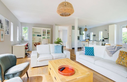 Municipality of Zeewolde House | Luxury 8-person villa with jacuzzi, fireplace, barbecue and direct access to the water. Stylish Scandinavian design and plenty of privacy!