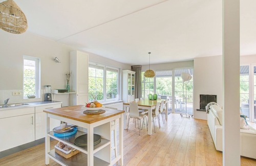 Municipality of Zeewolde House | Luxury 8-person villa with jacuzzi, fireplace, barbecue and direct access to the water. Stylish Scandinavian design and plenty of privacy!