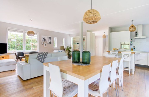 Municipality of Zeewolde House | Luxury 8-person villa with jacuzzi, fireplace, barbecue and direct access to the water. Stylish Scandinavian design and plenty of privacy!
