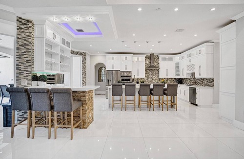Davie House | Luxury 8BR Estate w/POOL & Gameroom - 24 Guests
