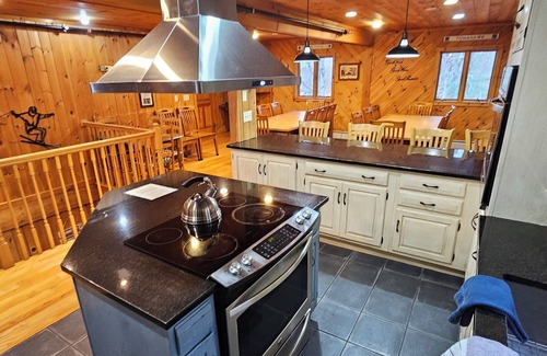 Ludlow Ski Chalet | Luxury 8BR Ski In/Out Okemo Chalet on Sachem Trail Sleeps 22 Adults