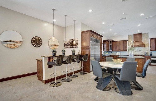 Davie House | Luxury 8BR w/Pool & Mini-golf & Soccer- 16 Guests