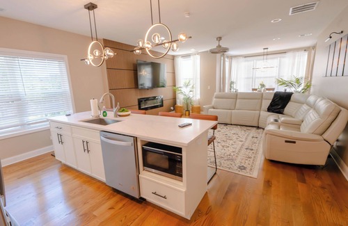 Rogers Park Villa | Luxury 9 BR, Villa Mins from Downtown and the Lake.