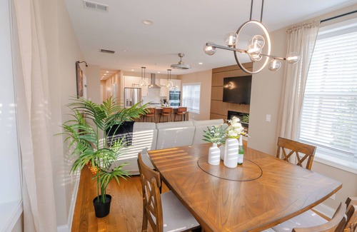 Rogers Park Villa | Luxury 9 BR, Villa Mins from Downtown and the Lake.