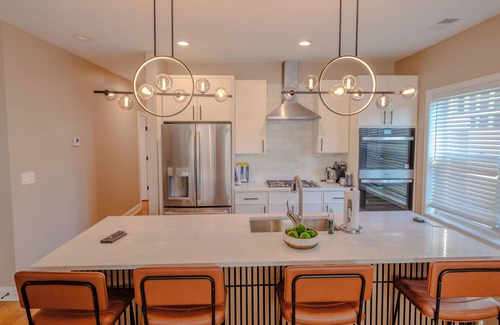 Rogers Park Villa | Luxury 9 BR, Villa Mins from Downtown and the Lake.