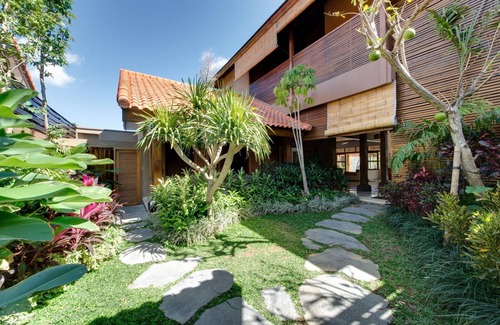 Laksmana Villa | Luxury 9BR Villa By The Beach, Seminyak! - W/Large Swimming Pool & Pool Table!