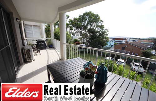 South West Rocks Apartment | Luxury air conditioned apartment located in the centre of town with lift.