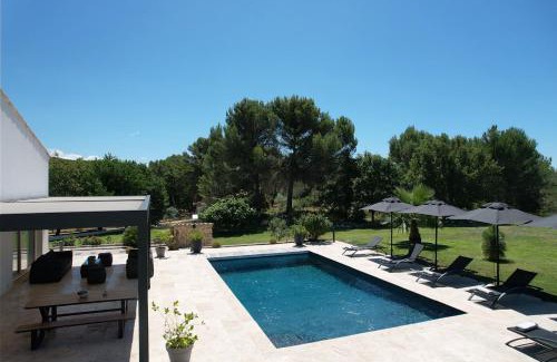 Saint-Cannat Villa | Luxury air-conditioned villa pool views Aix-en-Provence LS7-457