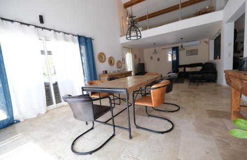 Saint-Cannat Villa | Luxury air-conditioned villa pool views Aix-en-Provence LS7-457