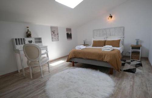 Saint-Cannat Villa | Luxury air-conditioned villa pool views Aix-en-Provence LS7-457