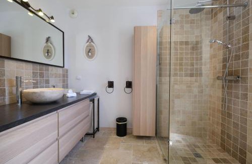 Saint-Cannat Villa | Luxury air-conditioned villa pool views Aix-en-Provence LS7-457