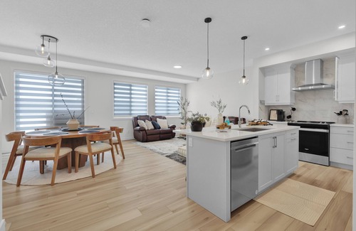 West Edmonton House | Luxury | Air Conditioning | 5 Star Stay | Garage Parking | Sleeps 7
