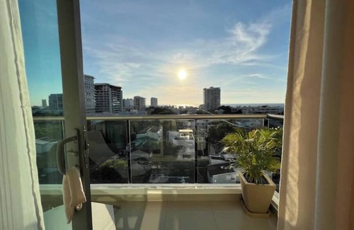 Crespo Apartment | Luxury Airport Penthouse 3 BD 2 BA with Rooftop Pool