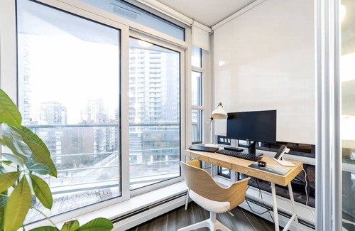 Downtown Vancouver Apartment | Luxury and Modern 1 Bedroom Apartment with Parking