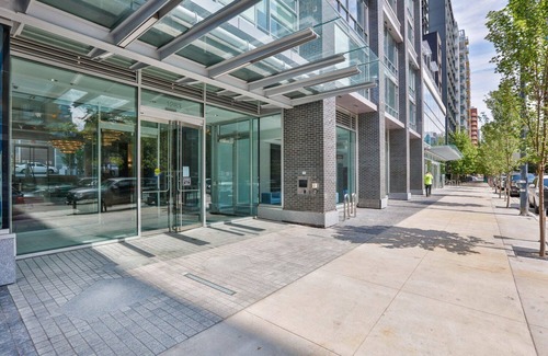 Downtown Vancouver Apartment | Luxury and Modern 1 Bedroom Apartment with Parking