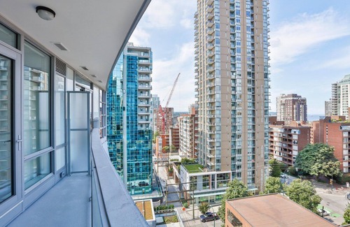 Downtown Vancouver Apartment | Luxury and Modern 1 Bedroom Apartment with Parking
