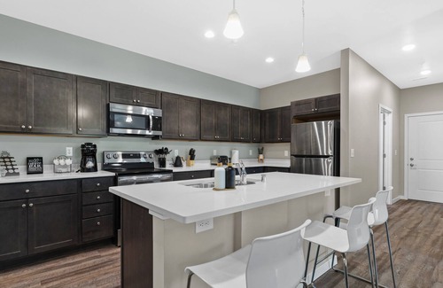 Milwaukee Apartment | Luxury Apartment - 3bd 2bth -King Beds - Family Friendly - Cozy - Great Location