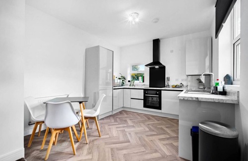 King's Heath Apartment | Luxury Apartment - Netflix - On Street Parking