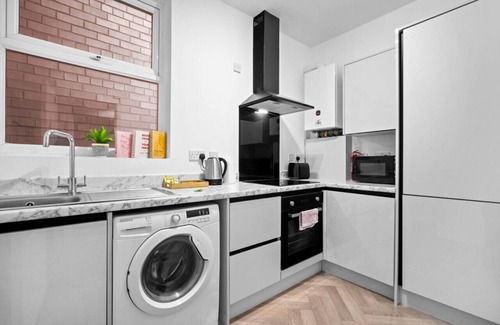 King's Heath Apartment | Luxury Apartment - Netflix - On Street Parking