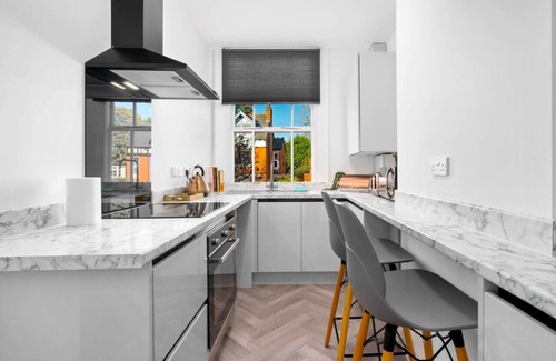 King's Heath Apartment | Luxury Apartment - Netflix - On Street Parking